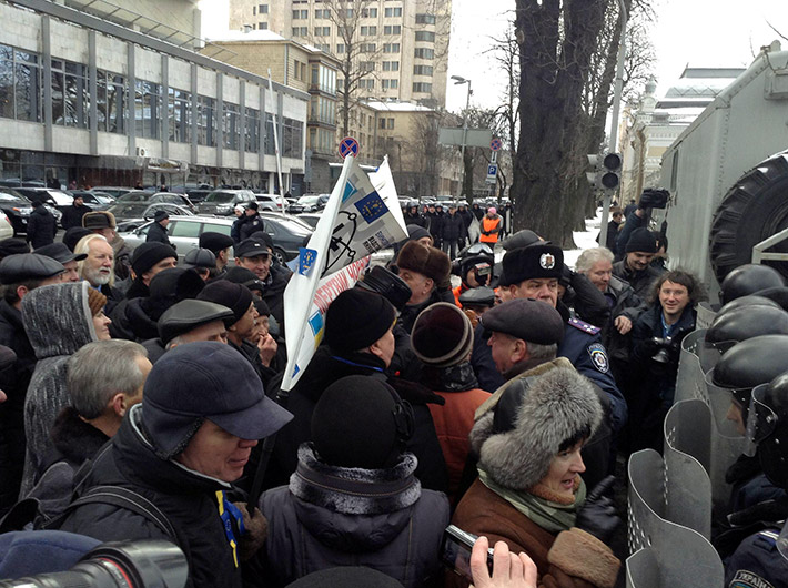 Чернобыльцы прорывались к Рыбаку спросить, почему им не платят социальные пособия (Фото