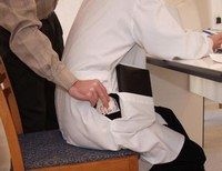 Врач районной больницы, вымогавший у инвалида более трех тысяч долларов за справку, при появлении оперативников спрятал деньги… в зонтик