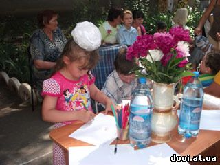 В центре реабилитации детей-инвалидов – конкурс рисунка и театрализованное представление