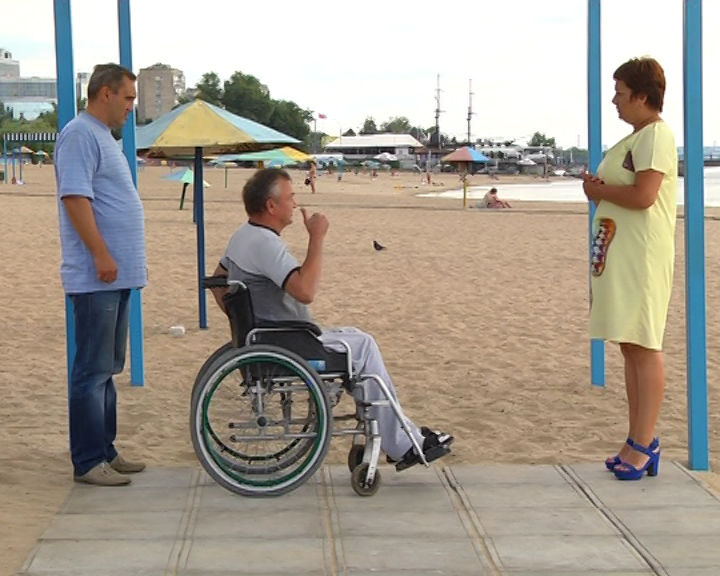 В Запорожье на пляже обустроили зону для инвалидов