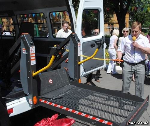 В Донецке обществу инвалидов подарили автомобиль