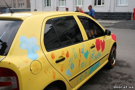 В Донецке в помощь онкобольным детям разрисовали машины