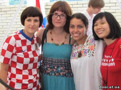 Дончан научили ковать розы и танцевать под дождем