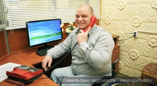 Шел к мечте семь лет. В Гомеле инвалид-колясочник получил рабочее место администратора