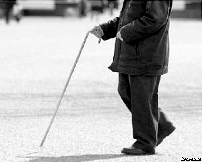 Инвалида по зрению в Мариуполе возьмут работать разве что уборщиком