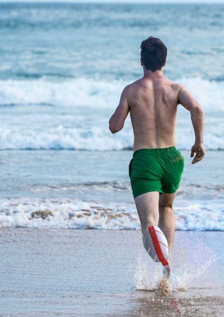 Протез-амфибия позволяет инвалидам полноценно проводить время на воде